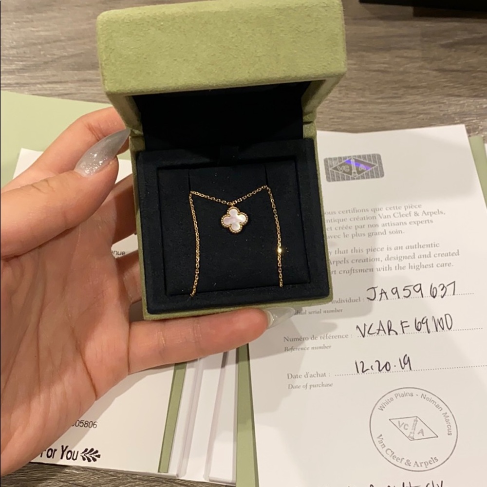 Van cleef & Arpels Sweet Alhambra pendant